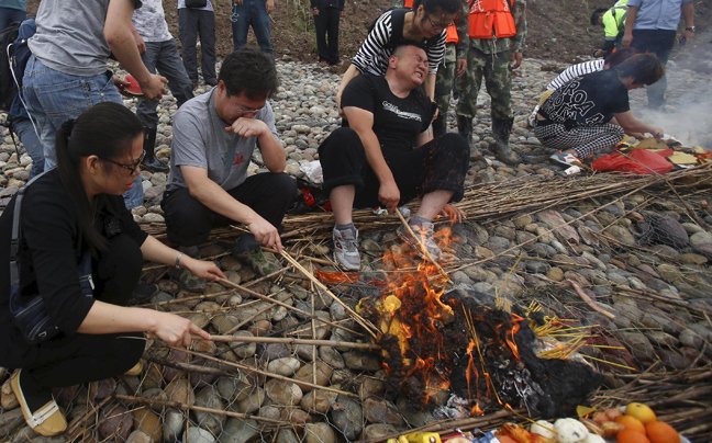 Αποτυπώματα χεριών, λάσπη και συντρίμμια – Εικόνες φρίκης από το εσωτερικό του μοιραίου πλοίου στην Κίνα [εικόνες]  | iefimerida.gr 9