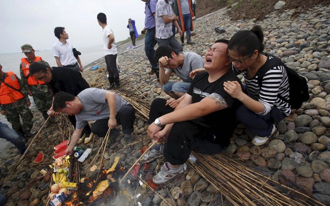Αποτυπώματα χεριών, λάσπη και συντρίμμια – Εικόνες φρίκης από το εσωτερικό του μοιραίου πλοίου στην Κίνα [εικόνες]  | iefimerida.gr 10