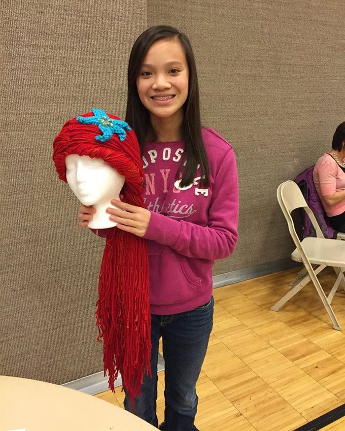 Μια υπέροχη μαμά: Πλέκει πριγκιπικές περούκες για κοριτσάκια που πάσχουν από καρκίνο [εικόνες]  | iefimerida.gr 7