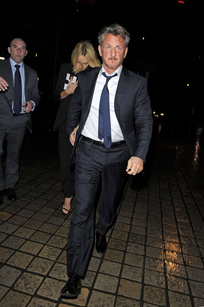 Σαρλίζ και Σον Πεν -Γελάκια, ψίθυροι και αγκαλιές στο κόκκινο χαλί [εικόνες] | iefimerida.gr 7