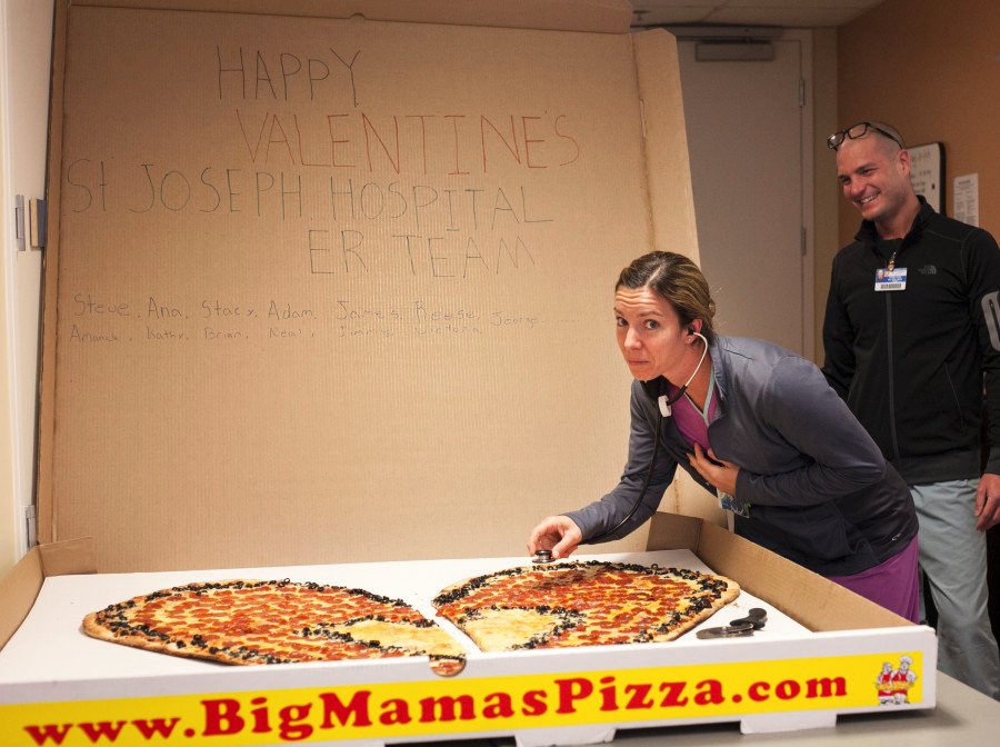 Η μεγαλύτερη πίτσα σε σχήμα καρδιάς στον κόσμο για ερωτευμένους και μη [εικόνες] | iefimerida.gr 6