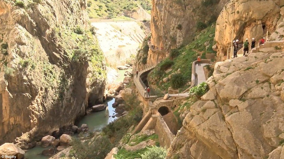 «Το μικρό μονοπάτι του Βασιλιά» - Η θεαματική και πιο επικίνδυνη πεζογέφυρα στον κόσμο [εικόνες&βίντεο] | iefimerida.gr 2