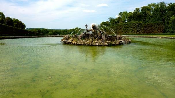 Μικρές Βερσαλίες: Το βασιλικό «κόσμημα» που έχει ανοίξει τις πόρτες του στους κοινούς «θνητούς» [εικόνες] | iefimerida.gr 5
