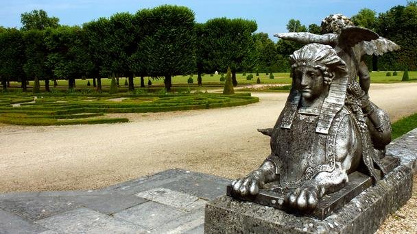 Μικρές Βερσαλίες: Το βασιλικό «κόσμημα» που έχει ανοίξει τις πόρτες του στους κοινούς «θνητούς» [εικόνες] | iefimerida.gr 4