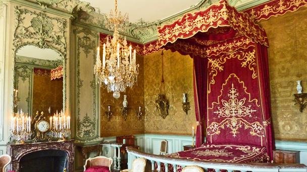 Μικρές Βερσαλίες: Το βασιλικό «κόσμημα» που έχει ανοίξει τις πόρτες του στους κοινούς «θνητούς» [εικόνες] | iefimerida.gr 1