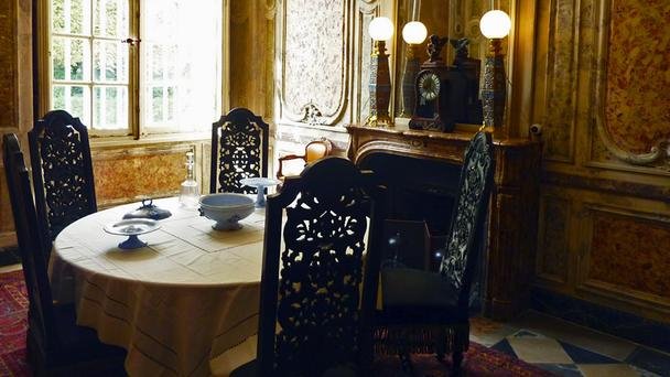 Μικρές Βερσαλίες: Το βασιλικό «κόσμημα» που έχει ανοίξει τις πόρτες του στους κοινούς «θνητούς» [εικόνες] | iefimerida.gr 2