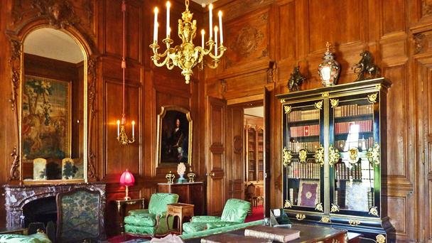 Μικρές Βερσαλίες: Το βασιλικό «κόσμημα» που έχει ανοίξει τις πόρτες του στους κοινούς «θνητούς» [εικόνες] | iefimerida.gr 8