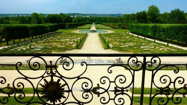 Μικρές Βερσαλίες: Το βασιλικό «κόσμημα» που έχει ανοίξει τις πόρτες του στους κοινούς «θνητούς» [εικόνες] | iefimerida.gr 6