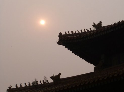 Το νέφος έκρυψε τον Ηλιο στο Πεκίνο: Η ατμοσφαιρική μόλυνση ξεπέρασε κάθε προηγούμενο [εικόνες] | iefimerida.gr 2