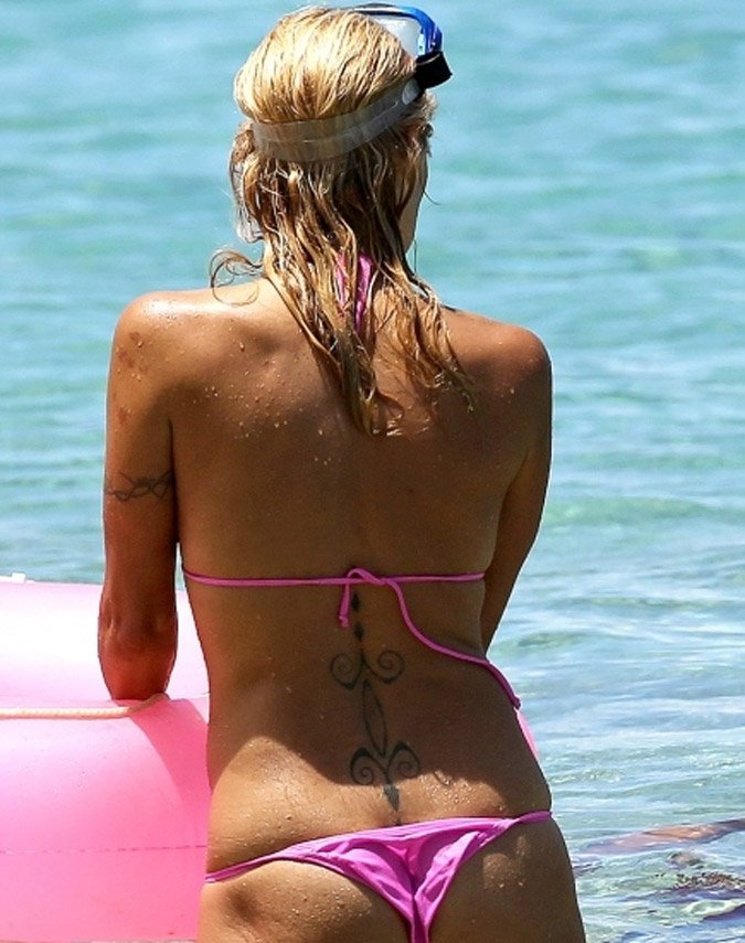 Η Πάμελα Αντερσον δαμάζει τα κύματα της Χαβάης με τουρλωτά στήθη [εικόνες & βίντεο]  | iefimerida.gr 1