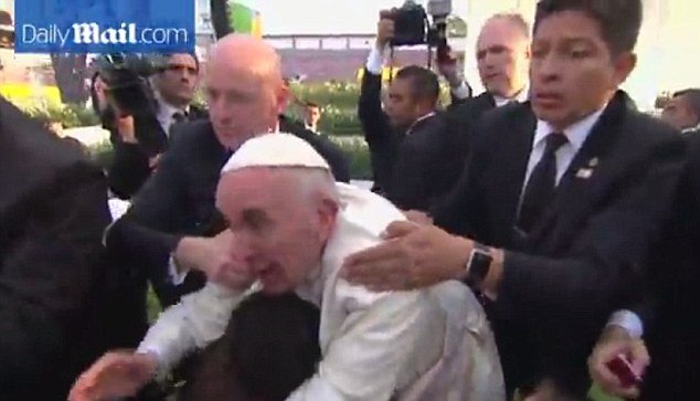 Οι φωνές του Πάπα Φραγκίσκου σε πιστό -Τον έριξε πάνω σε ανάπηρο παιδί [εικόνες & βίντεο] | iefimerida.gr 1