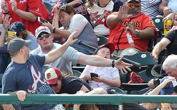 Εγινε viral: Πατέρας σώζει την τελευταία στιγμή τον γιο του από μπαστούνι του μπέιζμπολ [εικόνες] | iefimerida.gr 1