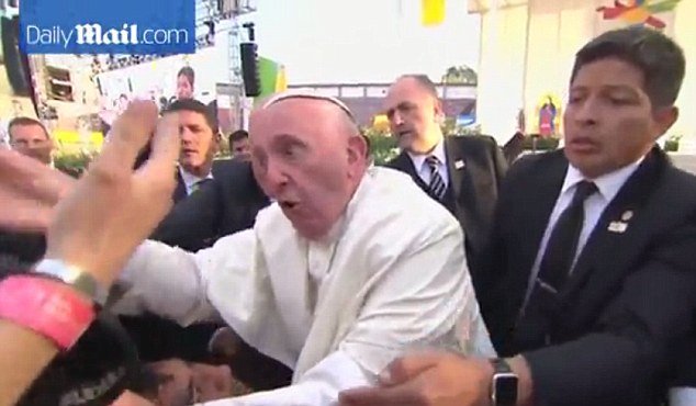 Οι φωνές του Πάπα Φραγκίσκου σε πιστό -Τον έριξε πάνω σε ανάπηρο παιδί [εικόνες & βίντεο] | iefimerida.gr 2