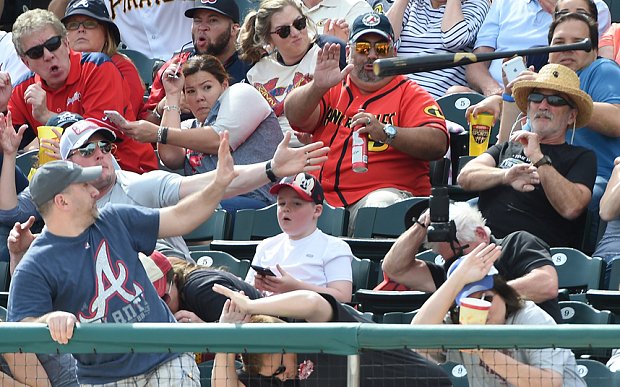 Εγινε viral: Πατέρας σώζει την τελευταία στιγμή τον γιο του από μπαστούνι του μπέιζμπολ [εικόνες] | iefimerida.gr 2