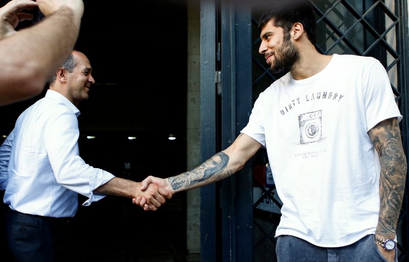 Ολυμπιακός: Υπέγραψε και ξέσπασε σε κλάματα ο Πρίντεζης [εικόνες] | iefimerida.gr 1