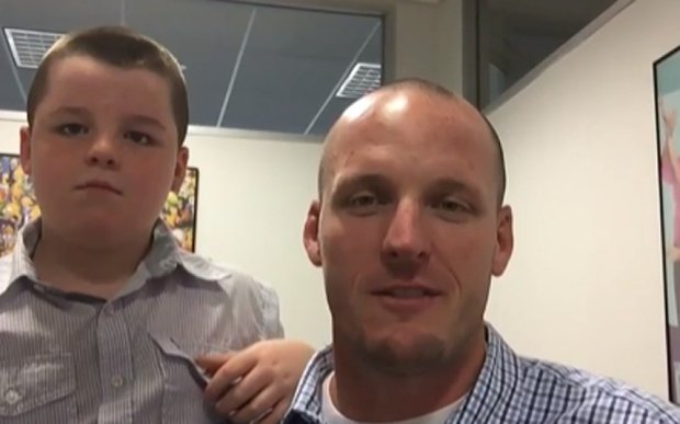 Εγινε viral: Πατέρας σώζει την τελευταία στιγμή τον γιο του από μπαστούνι του μπέιζμπολ [εικόνες] | iefimerida.gr 3