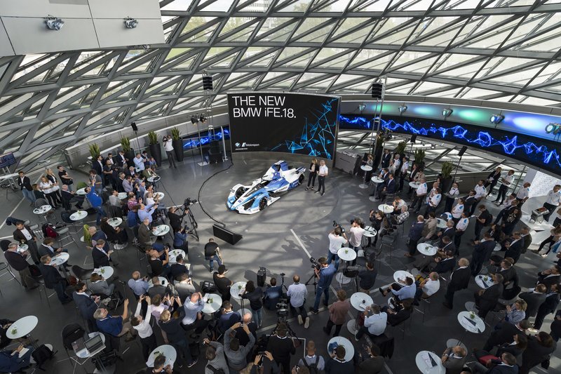 Επίσημη παρουσίαση του BMW iFE.18 και της ομάδας BMW i Andretti Motorsport στο Μόναχο [εικόνες] | iefimerida.gr 0