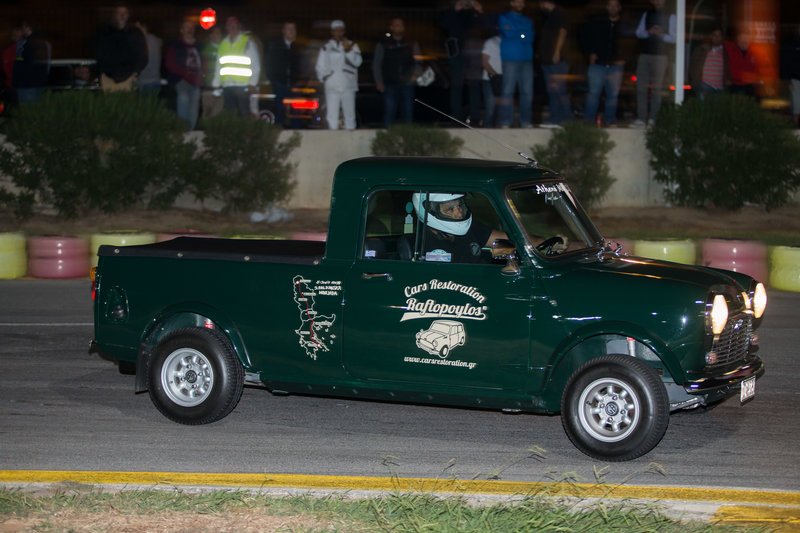 Πρωτότυπος αγώνας οδήγησης με κλασικά Mini στην πίστα kart στον Αγιο Κοσμά [εικόνες] | iefimerida.gr 8