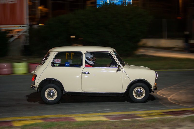 Πρωτότυπος αγώνας οδήγησης με κλασικά Mini στην πίστα kart στον Αγιο Κοσμά [εικόνες] | iefimerida.gr 7