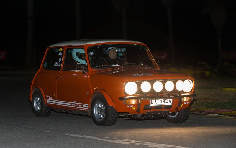 Πρωτότυπος αγώνας οδήγησης με κλασικά Mini στην πίστα kart στον Αγιο Κοσμά [εικόνες] | iefimerida.gr 6