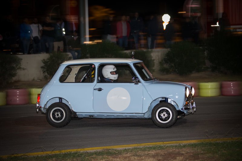 Πρωτότυπος αγώνας οδήγησης με κλασικά Mini στην πίστα kart στον Αγιο Κοσμά [εικόνες] | iefimerida.gr 5