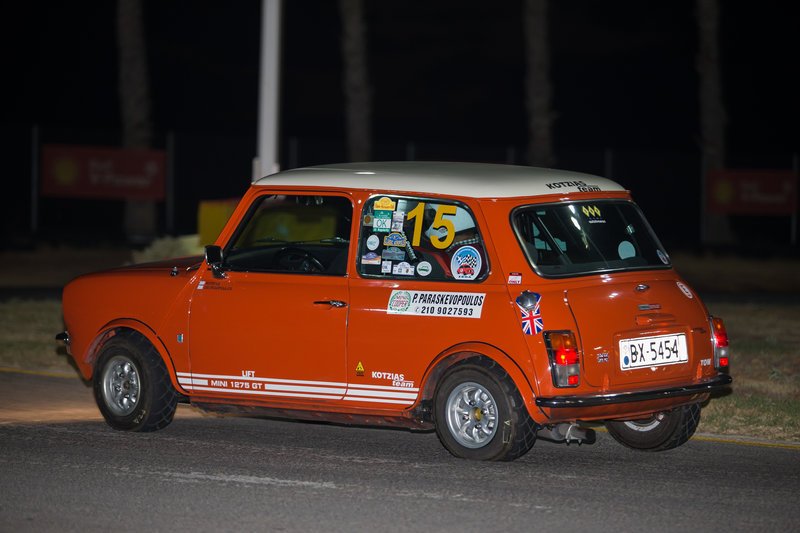 Πρωτότυπος αγώνας οδήγησης με κλασικά Mini στην πίστα kart στον Αγιο Κοσμά [εικόνες] | iefimerida.gr 4