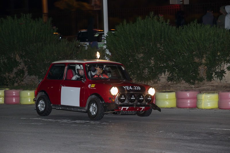 Πρωτότυπος αγώνας οδήγησης με κλασικά Mini στην πίστα kart στον Αγιο Κοσμά [εικόνες] | iefimerida.gr 3