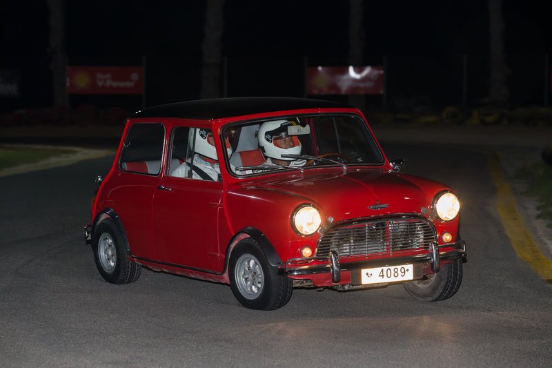 Πρωτότυπος αγώνας οδήγησης με κλασικά Mini στην πίστα kart στον Αγιο Κοσμά [εικόνες] | iefimerida.gr 2