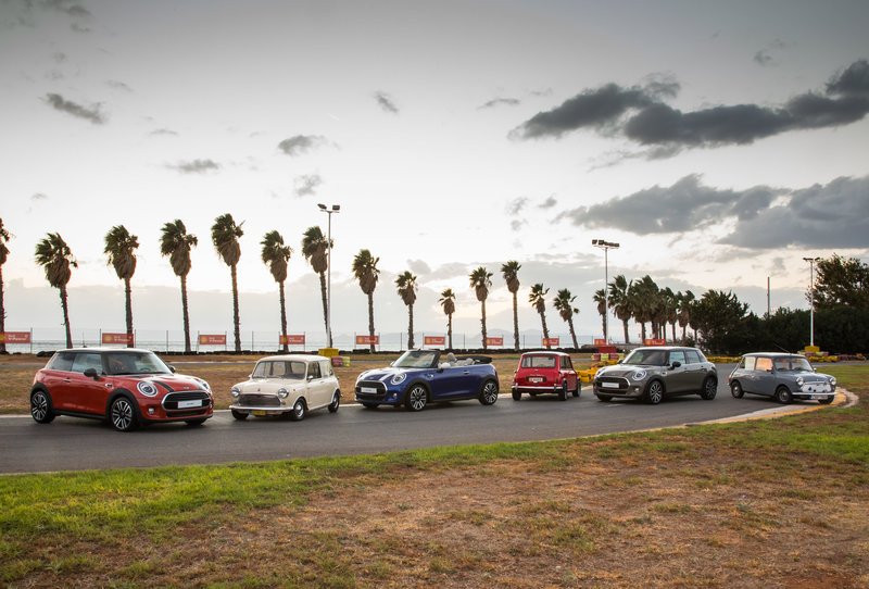 Πρωτότυπος αγώνας οδήγησης με κλασικά Mini στην πίστα kart στον Αγιο Κοσμά [εικόνες] | iefimerida.gr 1