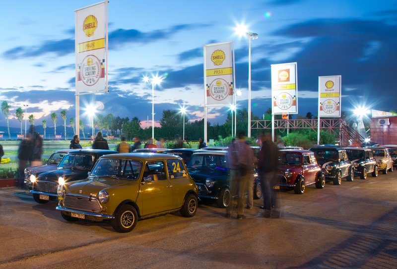 Πρωτότυπος αγώνας οδήγησης με κλασικά Mini στην πίστα kart στον Αγιο Κοσμά [εικόνες] | iefimerida.gr 0