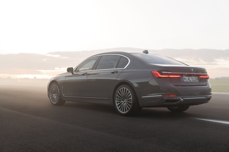 Πάνω από τα σύννεφα: Η νέα BMW Σειρά 7, έτοιμη για μία πολυτελή εμπειρία [εικόνες & βίντεο] | iefimerida.gr 1