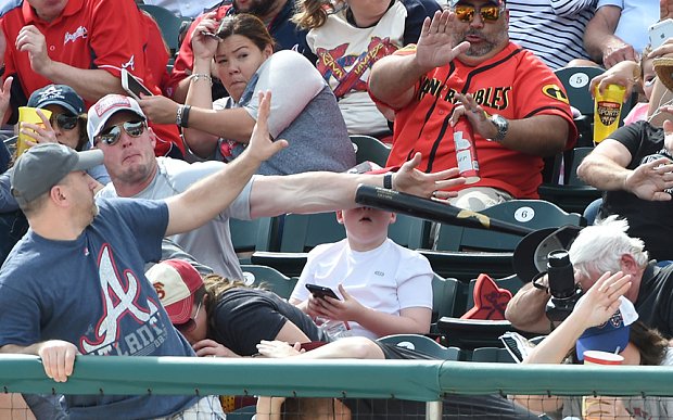 Εγινε viral: Πατέρας σώζει την τελευταία στιγμή τον γιο του από μπαστούνι του μπέιζμπολ [εικόνες] | iefimerida.gr 0