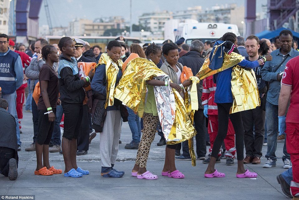 Daily Mail: «Νέα Λέσβος» η Σικελία μετά το κλείσιμο της Βαλκανικής Οδού [εικόνες & βίντεο] | iefimerida.gr 2