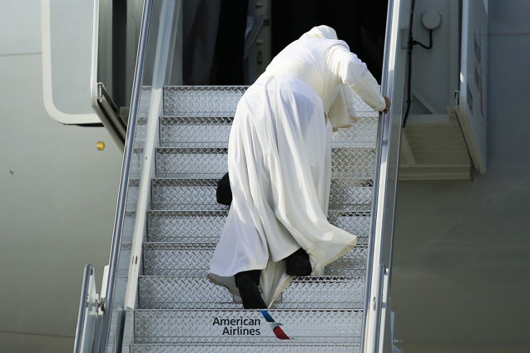 Ανησυχούν οι Καθολικοί για την υγεία του Πάπα – Δεν μπορούσε να ανέβει στο αεροπλάνο [εικόνες]      | iefimerida.gr 0