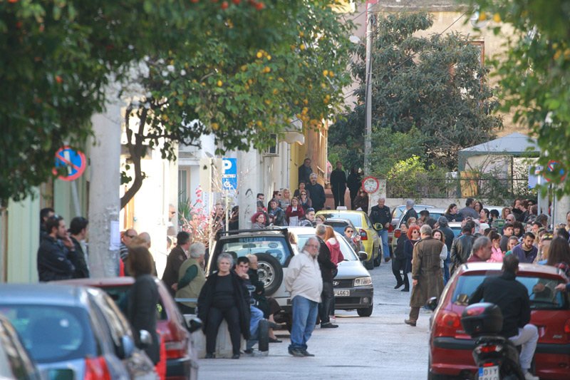 Πλήθος κόσμου στο πατρικό του Παντελίδη -Περιμένουν τη σορό του [εικόνες]  | iefimerida.gr 0