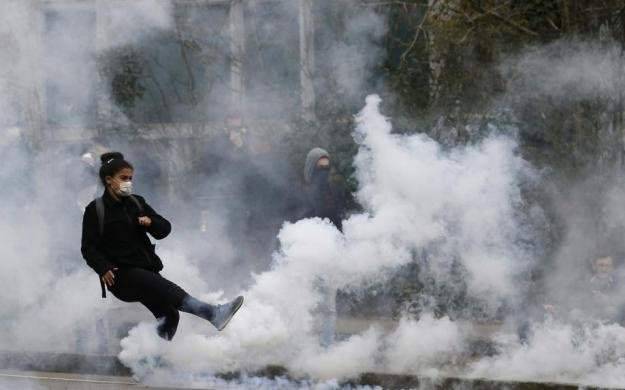 Βίαια επεισόδια και συλλήψεις στο Παρίσι -Φοιτητές διαμαρτύρονται για τα εργασιακά [εικόνες-βίντεο]  | iefimerida.gr 1