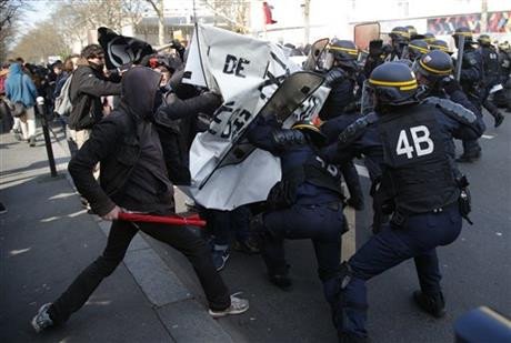 Επεισόδια στη Γαλλία -130 συλλήψεις στην πορεία για τα εργασιακά [εικόνες]     | iefimerida.gr 0