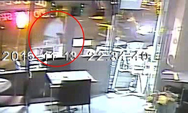 Δυο φίλες γλίτωσαν από τον τζιχαντιστή στο Παρίσι χωρίς να το καταλάβουν -Τις σημάδευε, αλλα έμεινε από σφαίρες [εικόνες&βίντεο] | iefimerida.gr 4