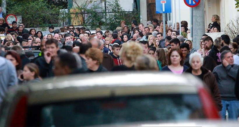 Πλήθος κόσμου στο πατρικό του Παντελίδη -Περιμένουν τη σορό του [εικόνες]  | iefimerida.gr 1