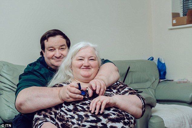 Το πιο παχύσαρκο ζευγάρι της Βρετανίας – Ζυγίζουν μαζί 350 κιλά [εικόνες]  | iefimerida.gr 2