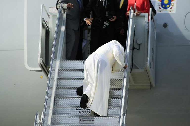 Ανησυχούν οι Καθολικοί για την υγεία του Πάπα – Δεν μπορούσε να ανέβει στο αεροπλάνο [εικόνες]      | iefimerida.gr 2