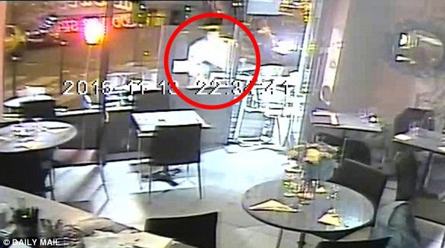 Δυο φίλες γλίτωσαν από τον τζιχαντιστή στο Παρίσι χωρίς να το καταλάβουν -Τις σημάδευε, αλλα έμεινε από σφαίρες [εικόνες&βίντεο] | iefimerida.gr 5