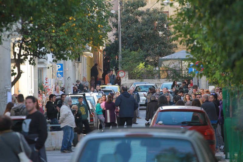 Πλήθος κόσμου στο πατρικό του Παντελίδη -Περιμένουν τη σορό του [εικόνες]  | iefimerida.gr 2