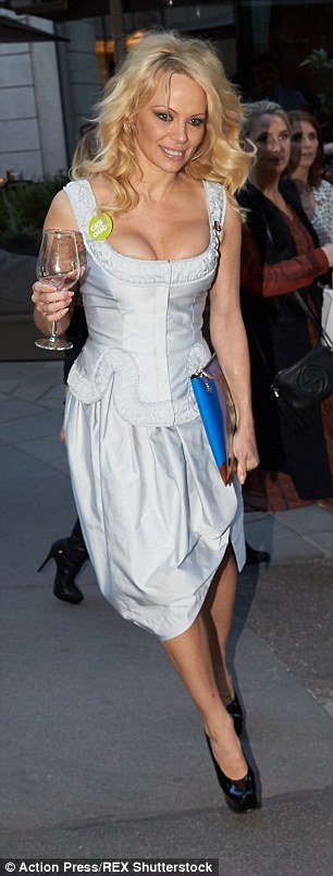 Η Πάμελα Αντερσον όπως την γνωρίσαμε – Με ασφυκτικό φόρεμα και εκτεθειμένο μπούστο [εικόνες]   | iefimerida.gr 4