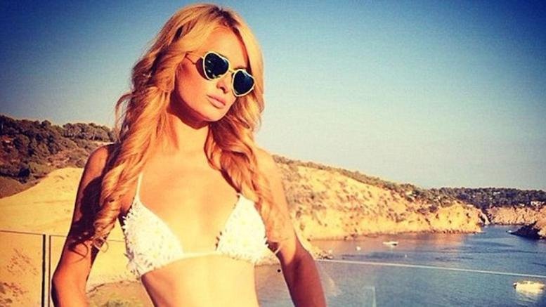 Πάρις Χίλτον- Η χρυσή κληρονόμος ποζάρει προκλητικά στο φακό με ανοιχτό το μπουρνούζι της [εικόνες] | iefimerida.gr 5
