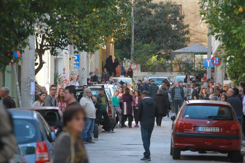 Πλήθος κόσμου στο πατρικό του Παντελίδη -Περιμένουν τη σορό του [εικόνες]  | iefimerida.gr 3