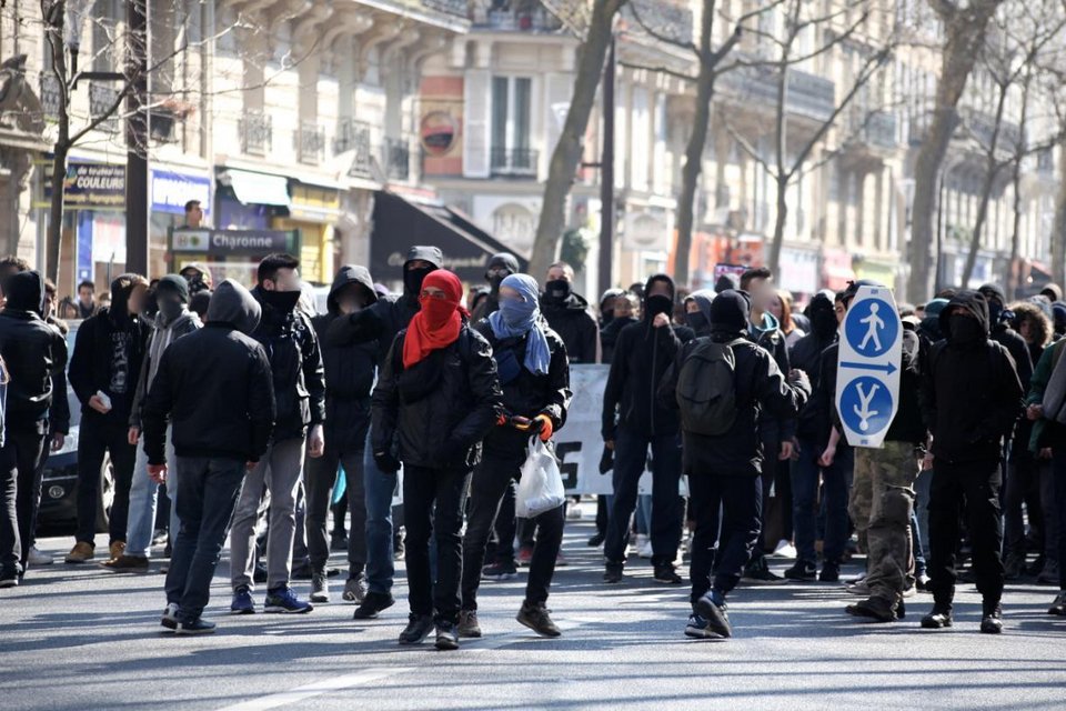 Αγριες συγκρούσεις στο Παρίσι μεταξύ αστυνομίας και φοιτητών [εικόνες&βίντεο]  | iefimerida.gr 7