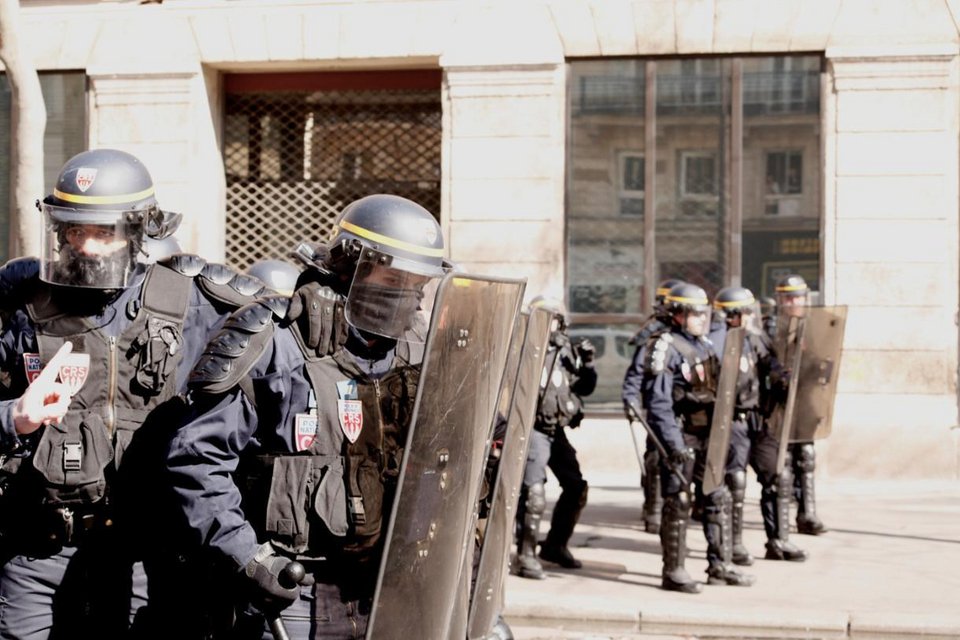 Αγριες συγκρούσεις στο Παρίσι μεταξύ αστυνομίας και φοιτητών [εικόνες&βίντεο]  | iefimerida.gr 1