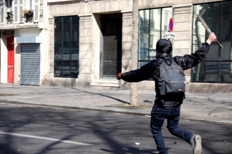 Αγριες συγκρούσεις στο Παρίσι μεταξύ αστυνομίας και φοιτητών [εικόνες&βίντεο]  | iefimerida.gr 0