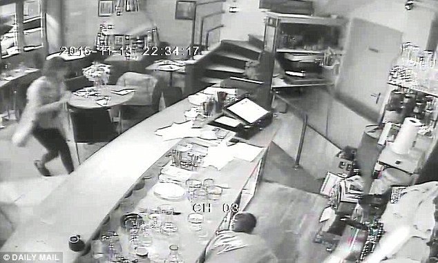 Δυο φίλες γλίτωσαν από τον τζιχαντιστή στο Παρίσι χωρίς να το καταλάβουν -Τις σημάδευε, αλλα έμεινε από σφαίρες [εικόνες&βίντεο] | iefimerida.gr 9